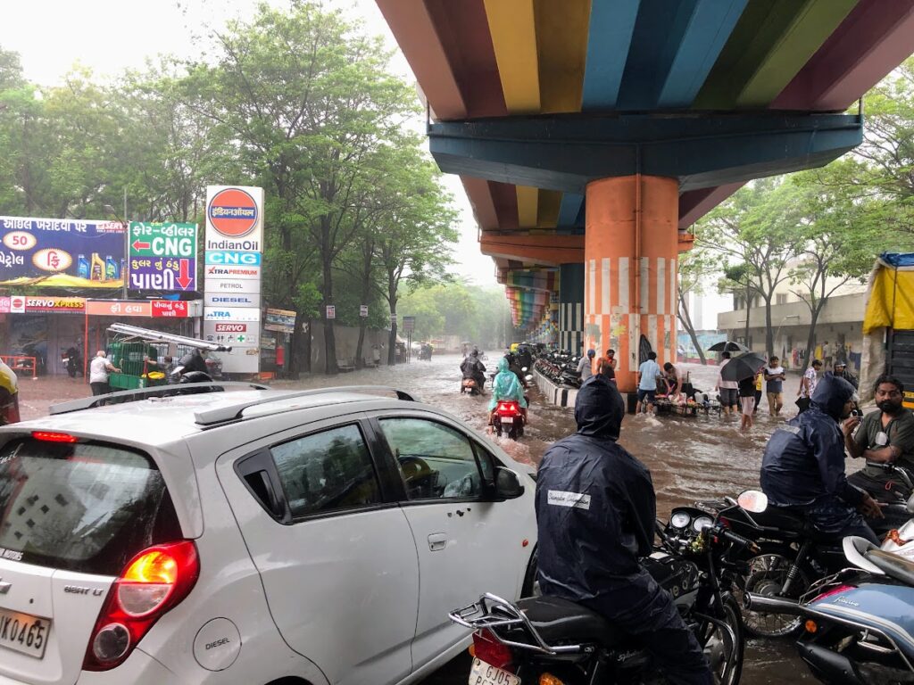 गुजरात में भारी बारिश के बाद जलभराव से प्रभावित सड़क का प्रतिनिधि दृश्य