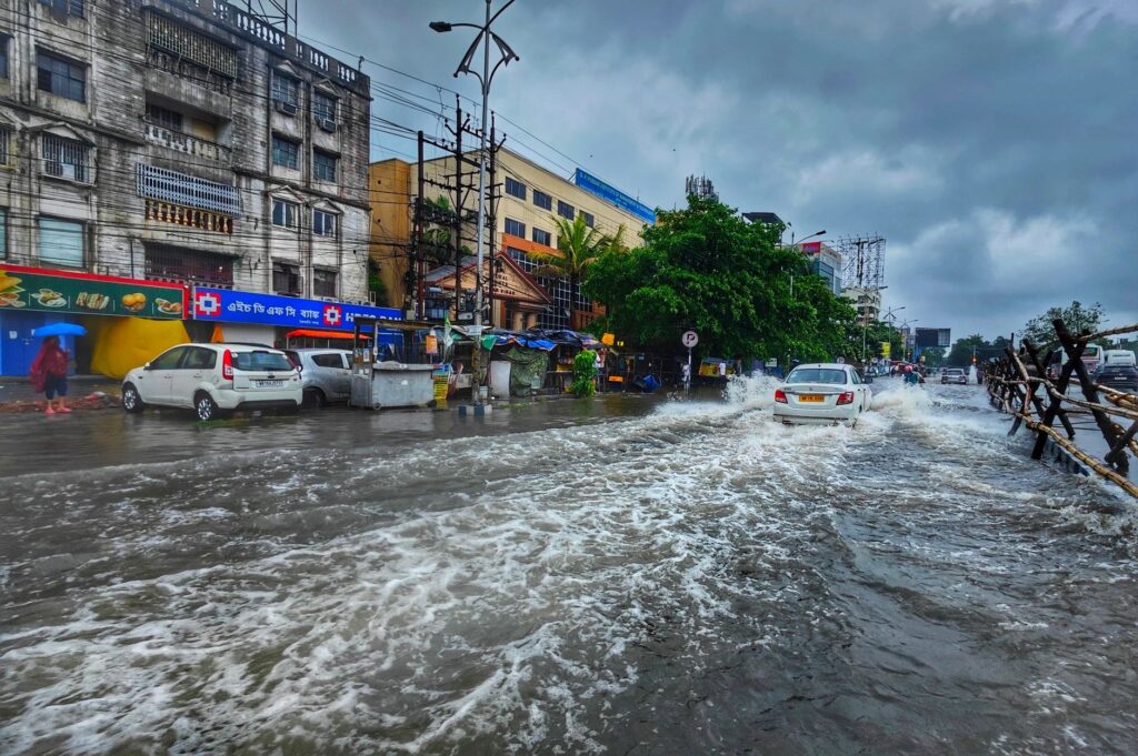 सूरत में बारिश की स्थिति की समीक्षा करते आपदा नियंत्रण कक्ष का प्रतिनिधि दृश्य